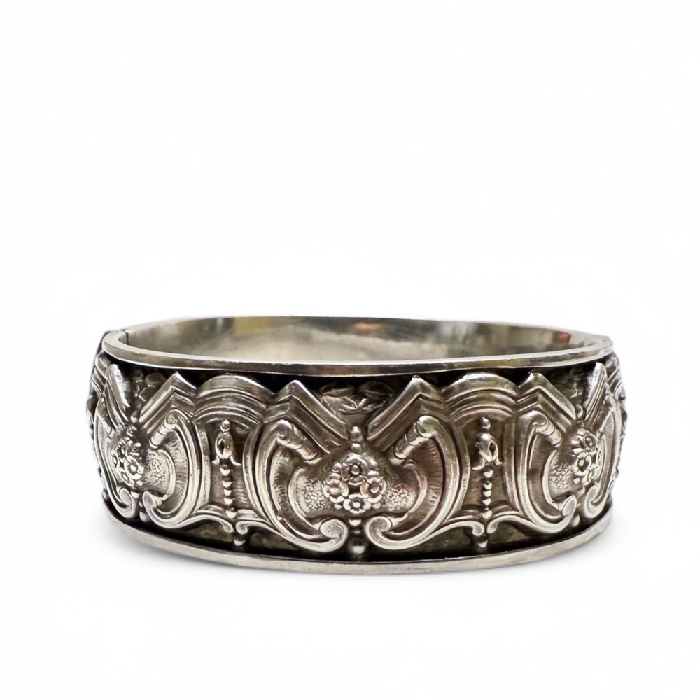 Vintage Silver 835 Portugal Repousse Art Nouveau Motif Hinged Bangle Bracelet
